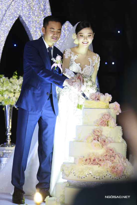 Ngọc Duyên rạng rỡ bên chồng đại gia 43 tuổi trong tiệc cưới ở Hà Nội